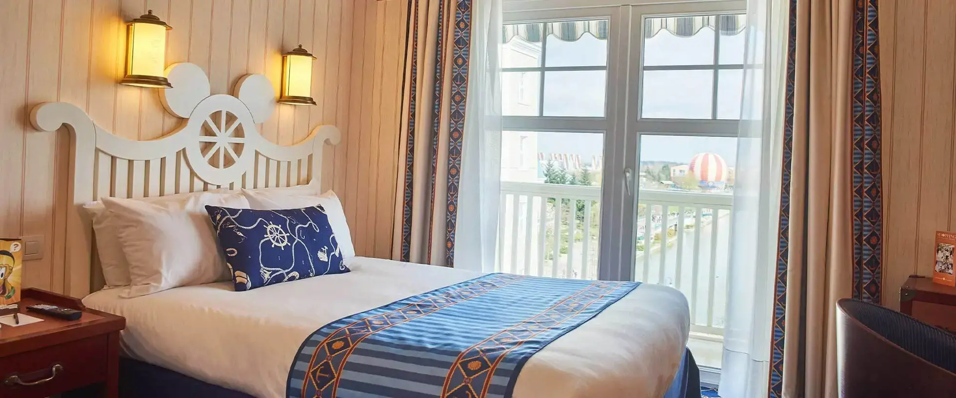 Habitación tematizada del Hotel Newport con detalles marineros de Mickey y Minnie